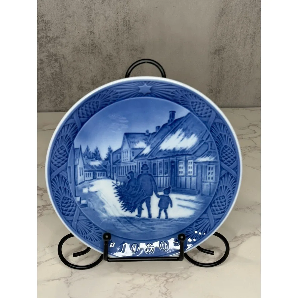 Royal Copenhagen 1980 Christmas Plate Bringing Home the Christmas Tree Danish